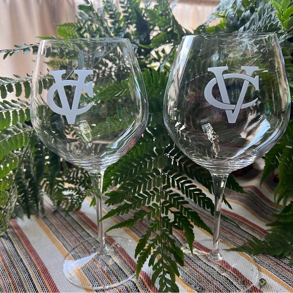 campis crystal Other - Vassar College Elegant Clear Wine Glass Set. Features two different VC logos new